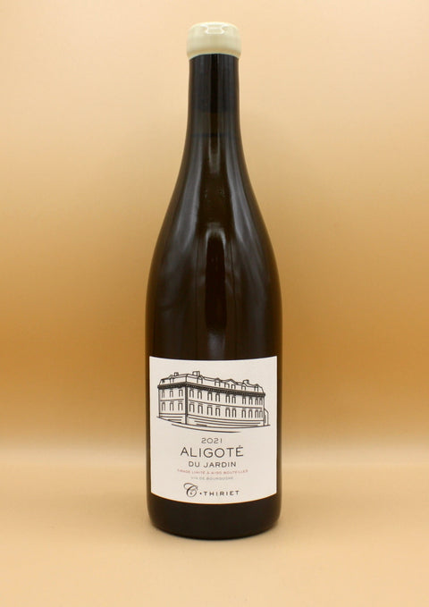 MC Thiriet, maison de vin artisanale fondée en 2016 à Comblanchien. Camille Thiriet, issus du Domaine de Bellene, sélectionnent rigoureusement les raisins pour créer des vins d’exception. Leur approche traditionnelle et l’acquisition récente de 4,5 hectares en Côte de Nuits Villages promettent une qualité inégalée.