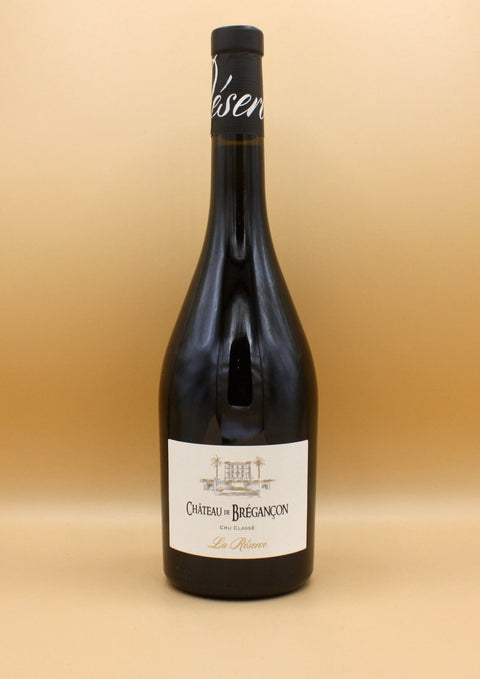 Le Château de Brégançon à Bormes-les-Mimosas offre des vins uniques sur 40 hectares de vignes. Certifié Haute Valeur Environnementale depuis 2018 et en culture biologique depuis 2020, le domaine s’engage à produire des vins élégants, reflétant le terroir exceptionnel du Sud de la France.