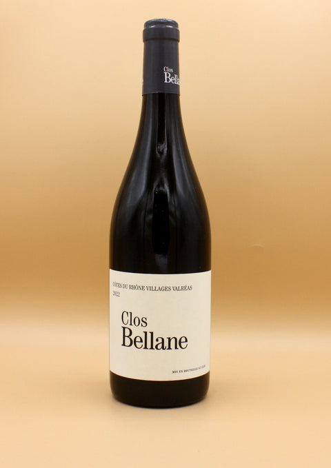 Découvrez le Clos Bellane qui offre une vue panoramique sur le Ventoux et les Dentelles de Montmirail. Avec 60 hectares de vignes, dont 48 exposés Sud-Est, propose une gamme exceptionnelle de cépages. Les chais semi-enterrés assurent un élevage optimal, favorisant l’élégance et la finesse des vins.