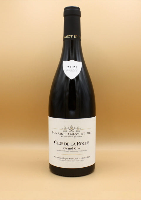 Le Domaine Amiot, héritage familial où chaque génération a cultivé la vigne avec passion. À Morey-Saint-Denis, le domaine travaille 5 hectares de prestigieux crus de la Côte de Nuits. Engagé dans une viticulture durable, il allie tradition et modernité pour produire des vins d’une élégance exceptionnelle.