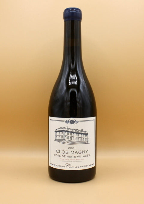 MC Thiriet, maison de vin artisanale fondée en 2016 à Comblanchien. Camille Thiriet, issus du Domaine de Bellene, sélectionnent rigoureusement les raisins pour créer des vins d’exception. Leur approche traditionnelle et l’acquisition récente de 4,5 hectares en Côte de Nuits Villages promettent une qualité inégalée.