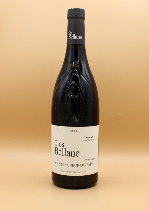 Découvrez le Clos Bellane qui offre une vue panoramique sur le Ventoux et les Dentelles de Montmirail. Avec 60 hectares de vignes, dont 48 exposés Sud-Est, propose une gamme exceptionnelle de cépages. Les chais semi-enterrés assurent un élevage optimal, favorisant l’élégance et la finesse des vins.