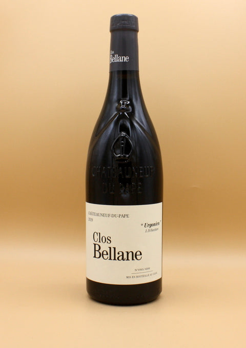 Découvrez le Clos Bellane qui offre une vue panoramique sur le Ventoux et les Dentelles de Montmirail. Avec 60 hectares de vignes, dont 48 exposés Sud-Est, propose une gamme exceptionnelle de cépages. Les chais semi-enterrés assurent un élevage optimal, favorisant l’élégance et la finesse des vins.