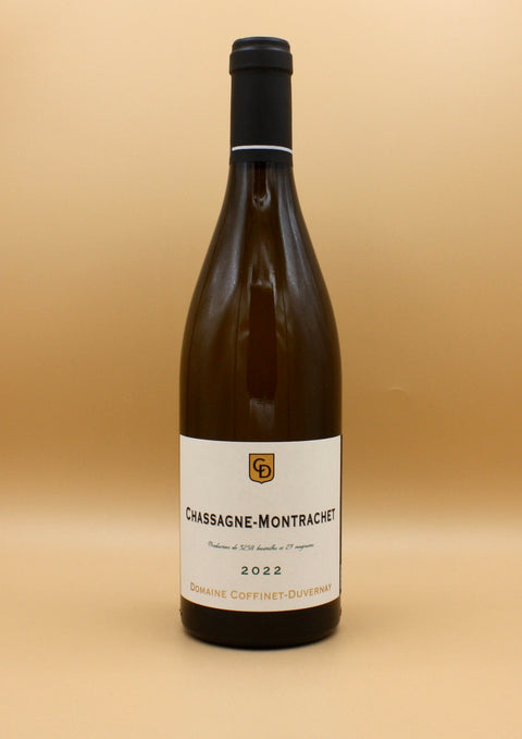 La famille Coffinet-Duvernay, établie à Chassagne-Montrachet, produit avec passion 13 vins d’exception, incluant 8 premiers Crus et un Grand Cru. Leur approche privilégie la valorisation des terroirs, avec une viticulture raisonnée, offrant des vins généreux, frais et précis, dotés d’un remarquable potentiel de garde.