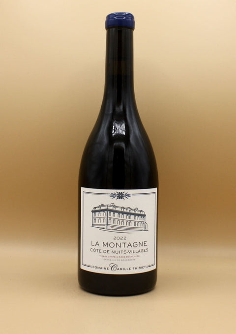 MC Thiriet, maison de vin artisanale fondée en 2016 à Comblanchien. Camille Thiriet, issus du Domaine de Bellene, sélectionnent rigoureusement les raisins pour créer des vins d’exception. Leur approche traditionnelle et l’acquisition récente de 4,5 hectares en Côte de Nuits Villages promettent une qualité inégalée.