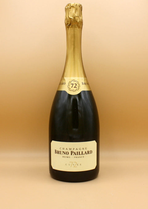 Explorez le vignoble d’exception de la Maison Bruno Paillard, où 25 hectares de terroirs uniques produisent des champagnes d’excellence. Avec 89 parcelles réparties sur 19 crus, cultivées de manière durable et certifiées organiques, chaque bouteille reflète la richesse minérale et l’authenticité de la Champagne.