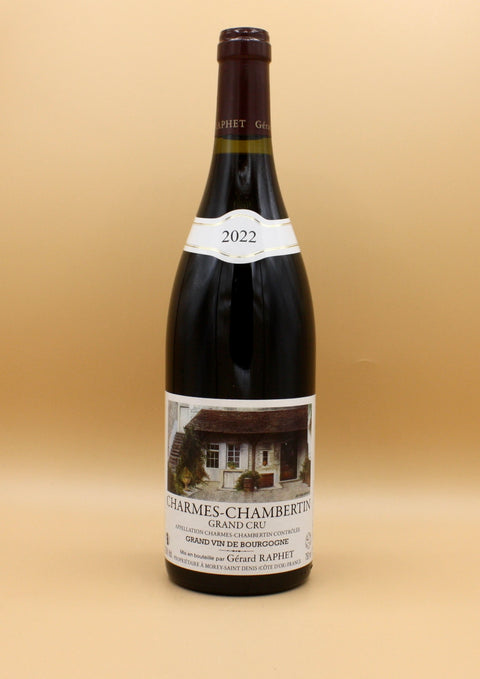 Le domaine Raphet, situé en Côte de Nuits, perpétue des valeurs d’humilité et de respect. Sous la direction de Marion, formée par son père et enrichie par des expériences internationales, le domaine produit des vins fins, élégants et équilibrés, honorant une tradition familiale depuis son grand-père.