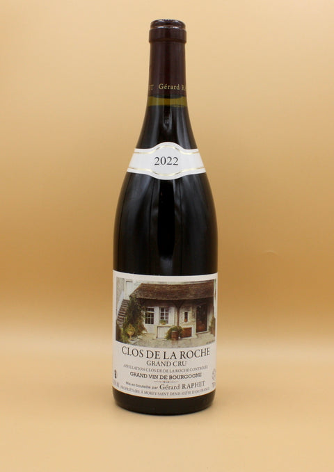 Le domaine Raphet, situé en Côte de Nuits, perpétue des valeurs d’humilité et de respect. Sous la direction de Marion, formée par son père et enrichie par des expériences internationales, le domaine produit des vins fins, élégants et équilibrés, honorant une tradition familiale depuis son grand-père.