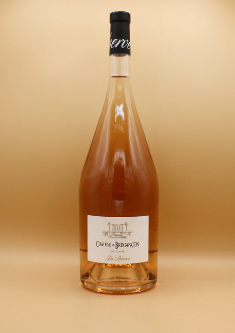 Le Château de Brégançon à Bormes-les-Mimosas offre des vins uniques sur 40 hectares de vignes. Certifié Haute Valeur Environnementale depuis 2018 et en culture biologique depuis 2020, le domaine s’engage à produire des vins élégants, reflétant le terroir exceptionnel du Sud de la France.