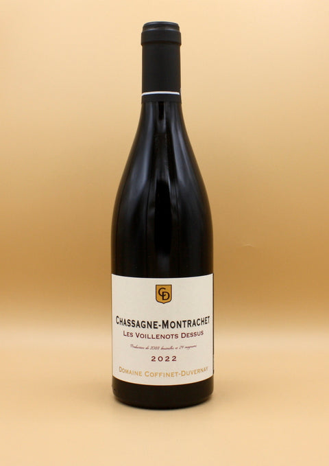 La famille Coffinet-Duvernay, établie à Chassagne-Montrachet, produit avec passion 13 vins d’exception, incluant 8 premiers Crus et un Grand Cru. Leur approche privilégie la valorisation des terroirs, avec une viticulture raisonnée, offrant des vins généreux, frais et précis, dotés d’un remarquable potentiel de garde.