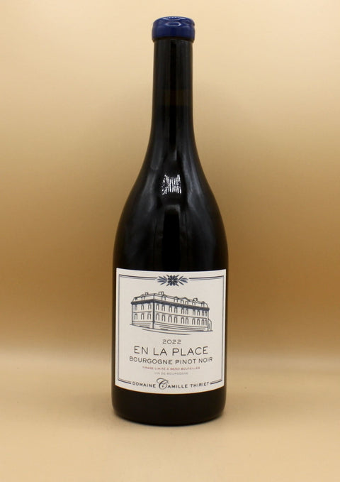 
MC Thiriet, maison de vin artisanale fondée en 2016 à Comblanchien. Camille Thiriet, issus du Domaine de Bellene, sélectionnent rigoureusement les raisins pour créer des vins d’exception. Leur approche traditionnelle et l’acquisition récente de 4,5 hectares en Côte de Nuits Villages promettent une qualité inégalée.