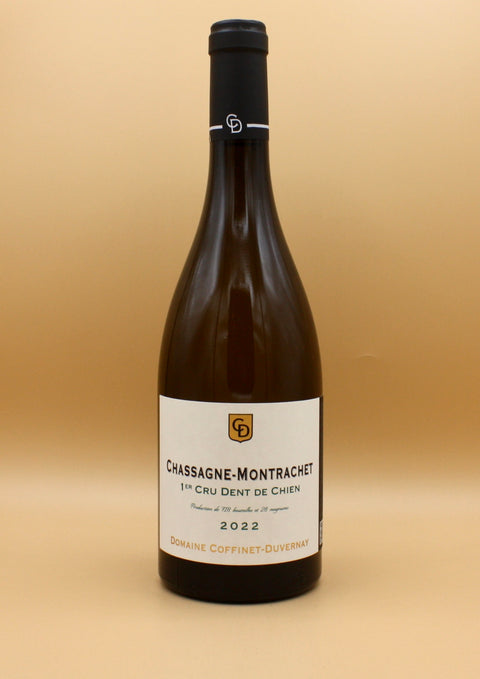 La famille Coffinet-Duvernay, établie à Chassagne-Montrachet, produit avec passion 13 vins d’exception, incluant 8 premiers Crus et un Grand Cru. Leur approche privilégie la valorisation des terroirs, avec une viticulture raisonnée, offrant des vins généreux, frais et précis, dotés d’un remarquable potentiel de garde.