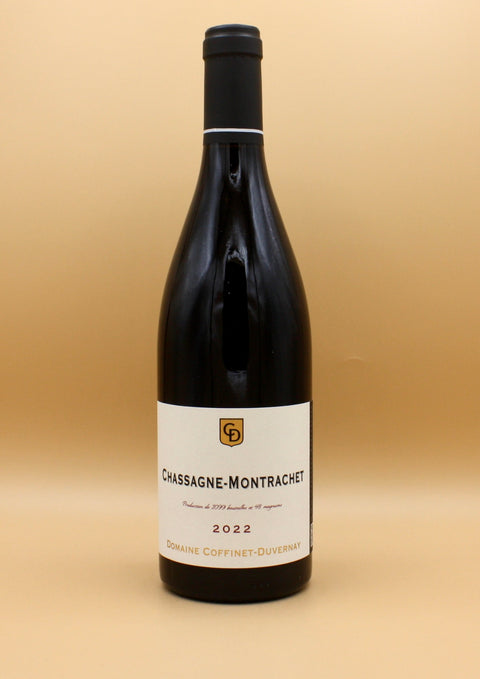 La famille Coffinet-Duvernay, établie à Chassagne-Montrachet, produit avec passion 13 vins d’exception, incluant 8 premiers Crus et un Grand Cru. Leur approche privilégie la valorisation des terroirs, avec une viticulture raisonnée, offrant des vins généreux, frais et précis, dotés d’un remarquable potentiel de garde.