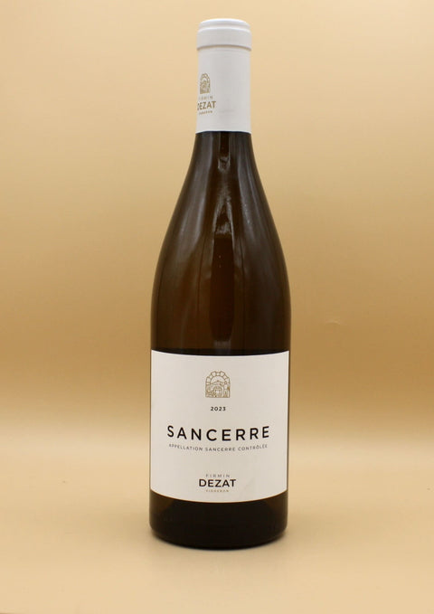 Découvrez le Sancerre Blanc 2023 du Domaine Dezat, un vin emblématique de la Loire. Ce Sauvignon blanc révèle des arômes d'agrumes et de fleurs blanches, avec une minéralité typique. Un choix élégant et frais, parfait pour accompagner fruits de mer, poissons et fromages