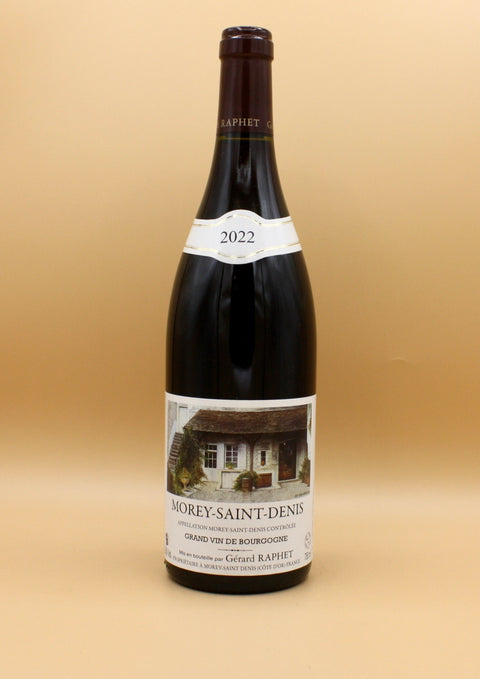 Le domaine Raphet, situé en Côte de Nuits, perpétue des valeurs d’humilité et de respect. Sous la direction de Marion, formée par son père et enrichie par des expériences internationales, le domaine produit des vins fins, élégants et équilibrés, honorant une tradition familiale depuis son grand-père. 